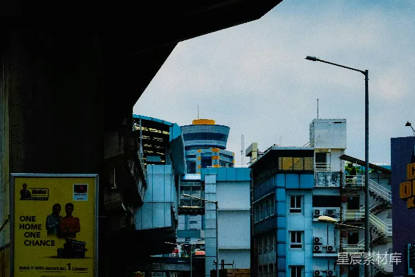 高清摄影 在阴云密布的天空下，城市建筑
