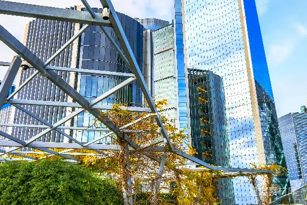 高清摄影 现代化的摩天大楼和蓝天下的绿色屋顶花园