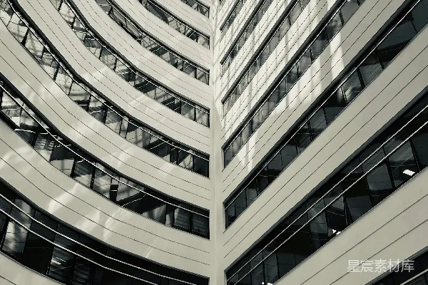 高清摄影 现代化建筑内部，有弧形阳台和玻璃天花板。