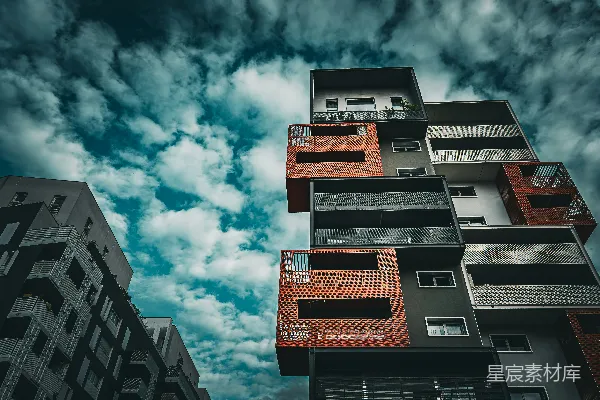 高清摄影 现代公寓大楼在多云的天空下，有着色彩斑斓的阳台。