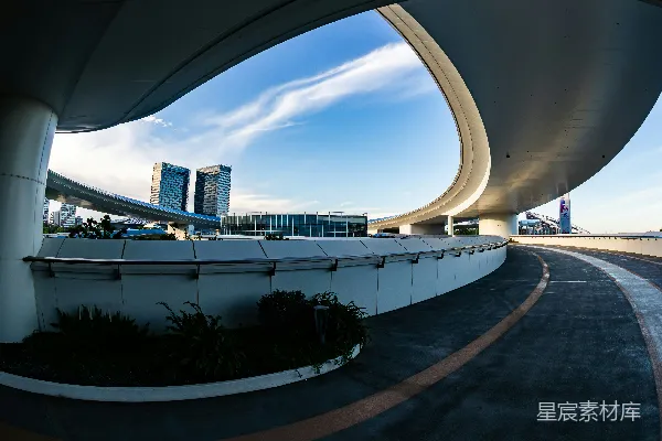 高清摄影 弯曲的现代建筑勾勒出城市的天际线