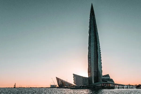 高清摄影 夕阳下，河边的一栋高大现代化大楼。
