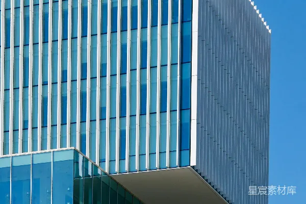 高清摄影 现代玻璃建筑与清澈的蓝天相对