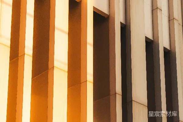 高清摄影 现代建筑的立面，垂直线条在温暖阳光的照射下显得格外醒目。