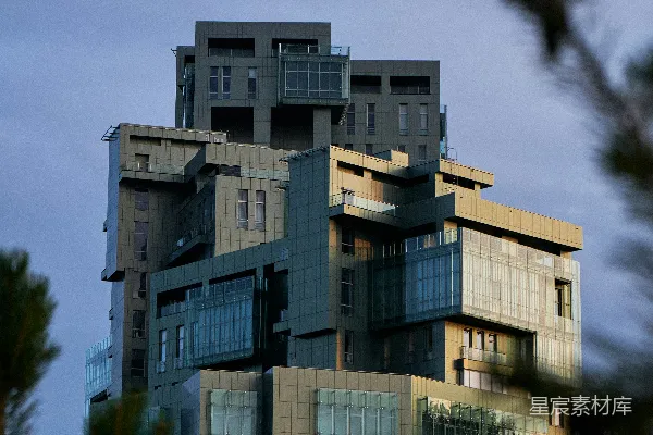 高清摄影 现代建筑，拥有棱角设计，与蓝天形成鲜明对比。