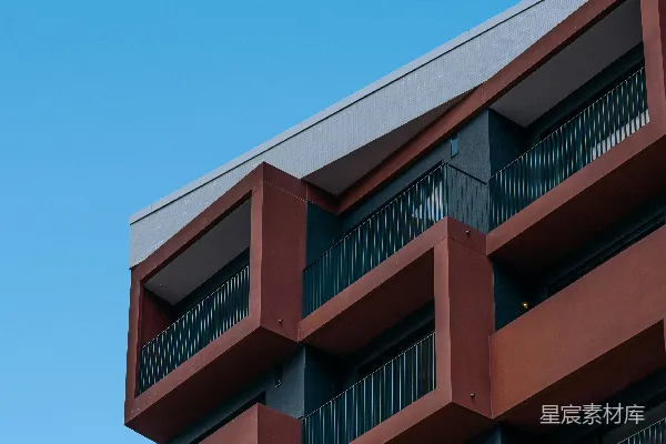 高清摄影 现代建筑在蓝天背景下伸出阳台。