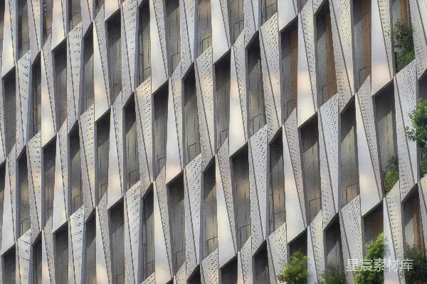 高清摄影 现代建筑外立面，带有重复几何窗格图案。