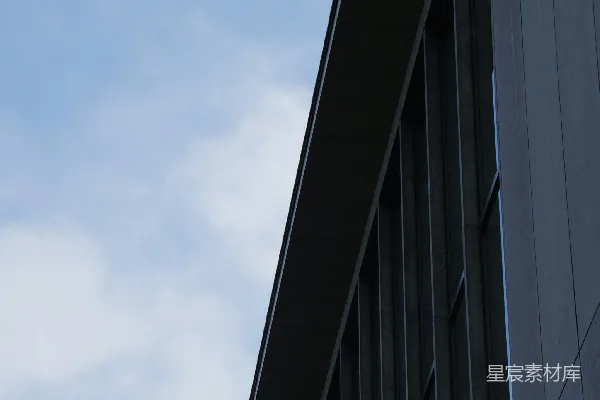 高清摄影 现代建筑物的立面与多云的天空相对。
