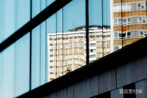 高清摄影 城市建筑在现代玻璃幕墙中反映出来。