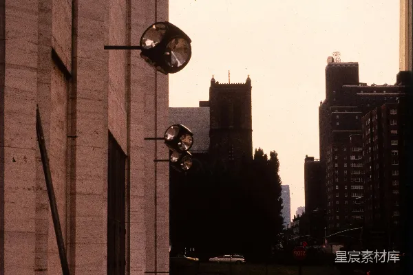 高清摄影 现代化建筑外观，悬挂着灯光，背景是城市天际线。