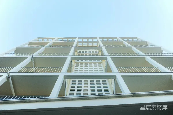 高清摄影 现代建筑的立面，带有几何形状的阳台，背景是天空。