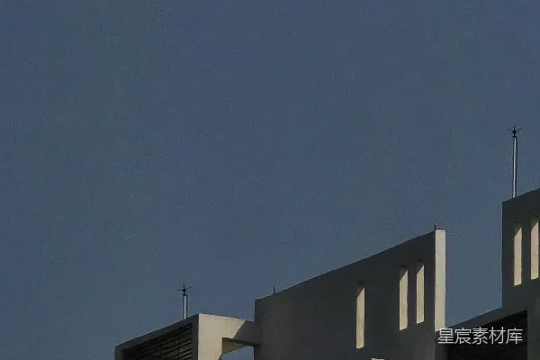 高清摄影 现代建筑的外墙与清澈的蓝天相映成趣。