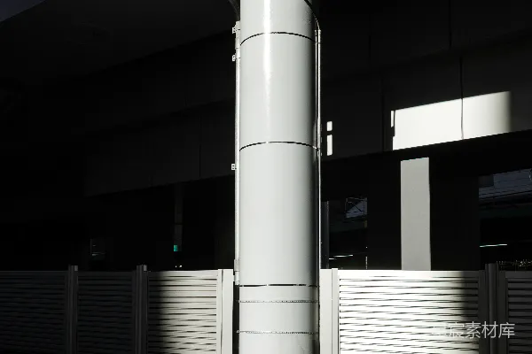 高清摄影 城市背景中的白色圆柱形柱子及其阴影