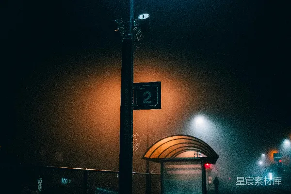 带有牌子的街灯