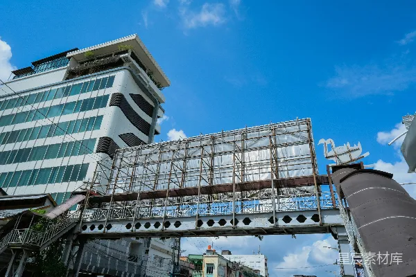 高清摄影 现代建筑与蓝天背景下的桥梁结构。