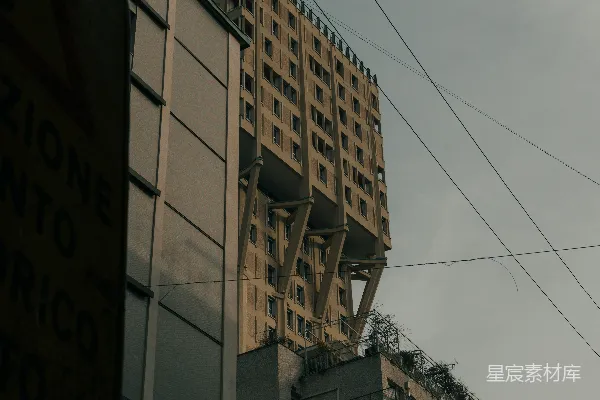 高清摄影 现代几何设计的混凝土建筑与天空相映成趣