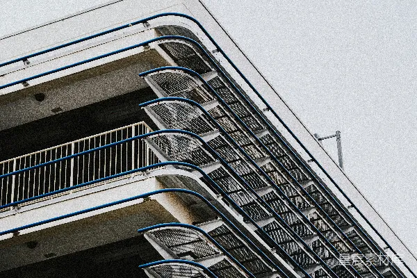 高清摄影 现代建筑在多云的天空下有阳台。