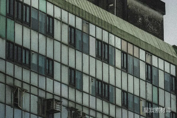 高清摄影 现代建筑，有许多窗户和空调。