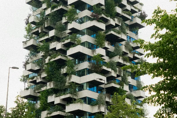 高清摄影 现代建筑的阳台上覆盖着树木和植物。