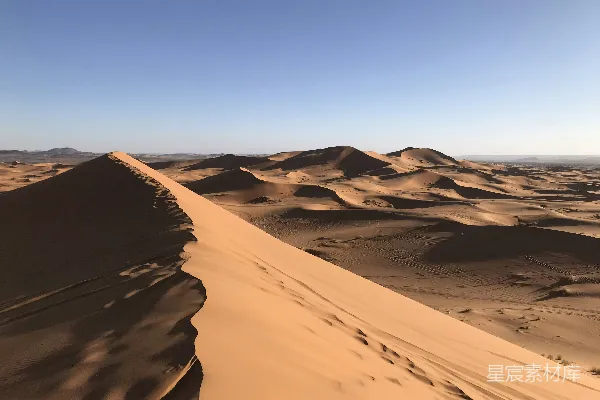 沙漠中蓝天下沙丘的景致