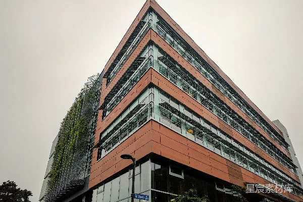 高清摄影 白天，棕色混凝土建筑紧邻着绿色山脉。