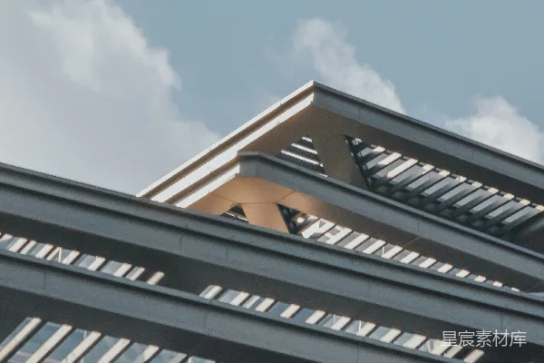 高清摄影 一座建筑屋顶上有一座钟表。