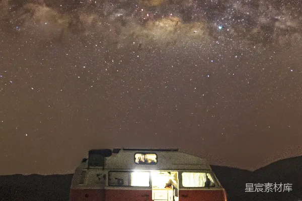 一辆车停在星空下