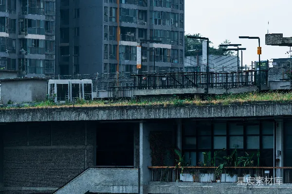 高清摄影 现代公寓楼，楼梯和阳台清晰可见。