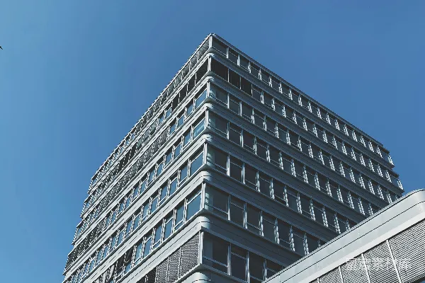 高清摄影 白天晴朗的蓝天下的白色混凝土建筑