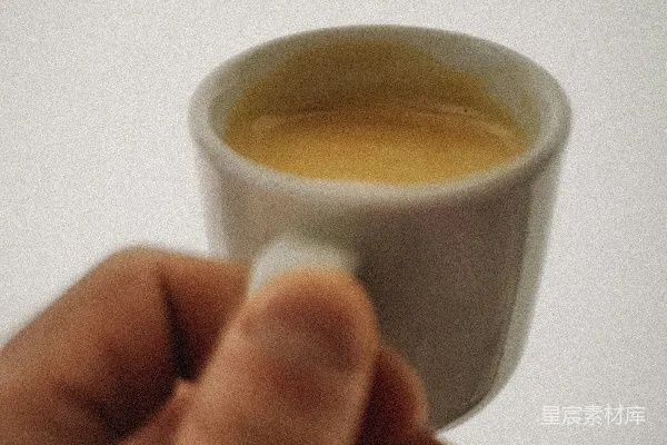 手中拿着一杯咖啡的人