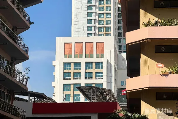 高清摄影 现代建筑在清澈的天空下被古老的建筑框架包围。