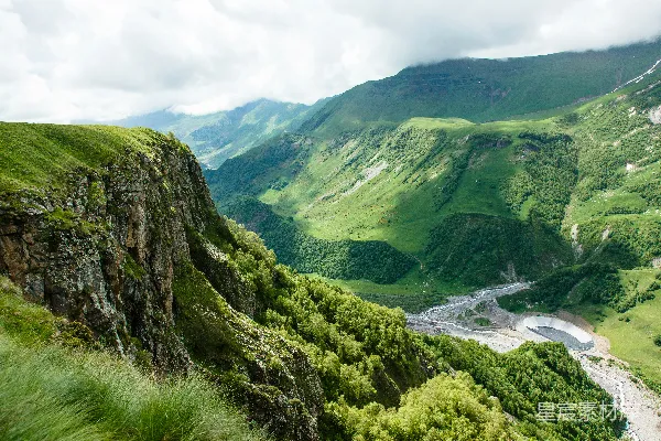 高清摄影 一条山谷景色，山间有河流蜿蜒而过。