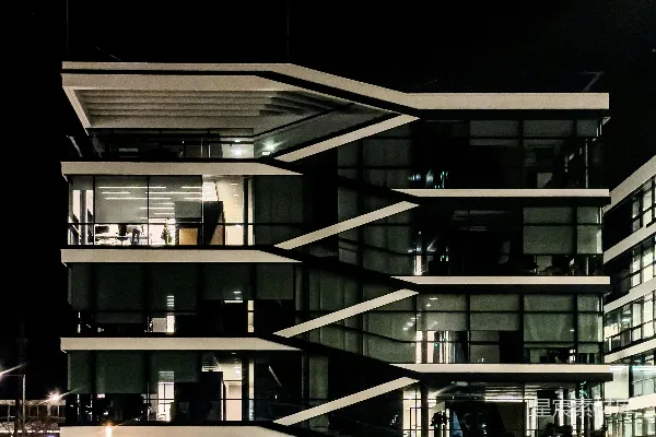 高清摄影 现代化办公楼夜晚时分，窗户灯火通明。