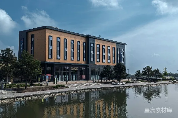 高清摄影 一座大型建筑紧邻一片水域。