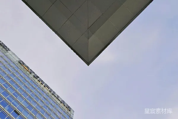 高清摄影 现代玻璃建筑在多云的天空下
