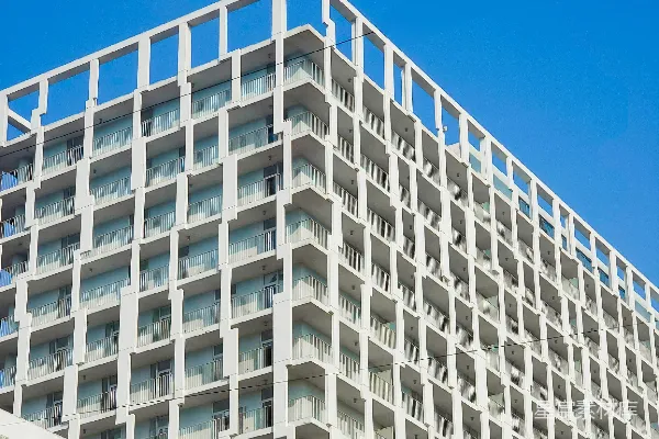 高清摄影 一座高大的白色建筑，上面有阳台。