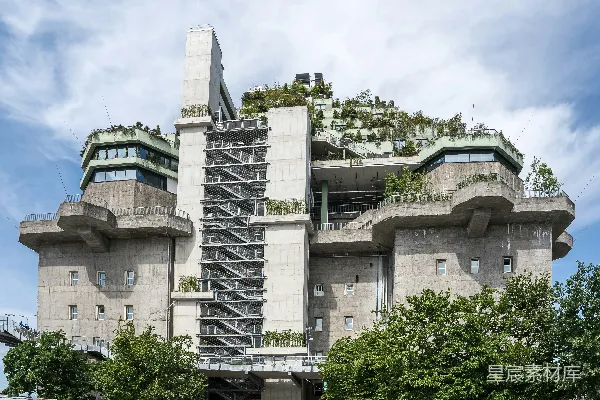 高清摄影 混凝土掩体建筑，带有郁郁葱葱的屋顶花园和树木。