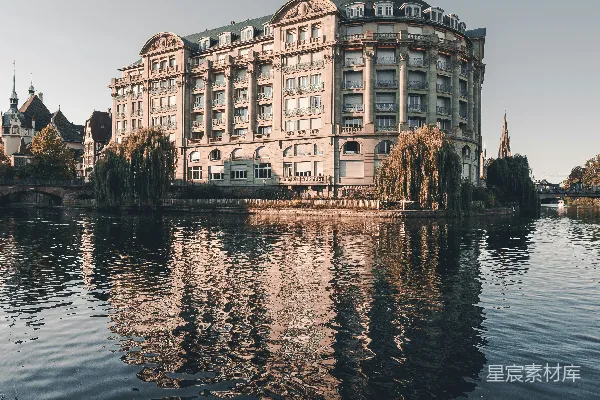 高清摄影 在白天的水边有一座棕色的混凝土建筑。