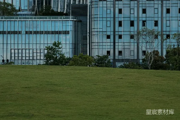 高清摄影 现代玻璃建筑在一片草地上