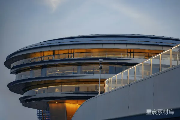 高清摄影 现代的圆形建筑在黄昏时分发出明亮的光芒。