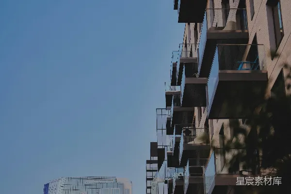 高清摄影 现代公寓楼在清澈的蓝天背景下。