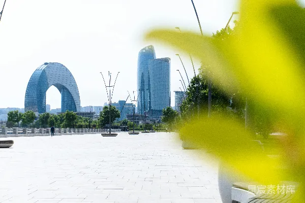 高清摄影 现代化城市的天际线，有独特建筑，前景是绿色。