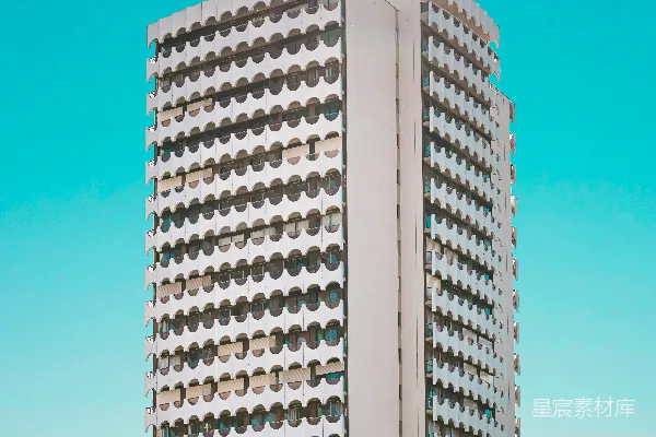 高清摄影 在天蓝的天空下，粉刷成白色的建筑