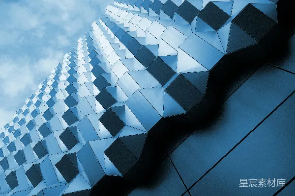 高清摄影 现代建筑，几何立面，蓝色天空背景。