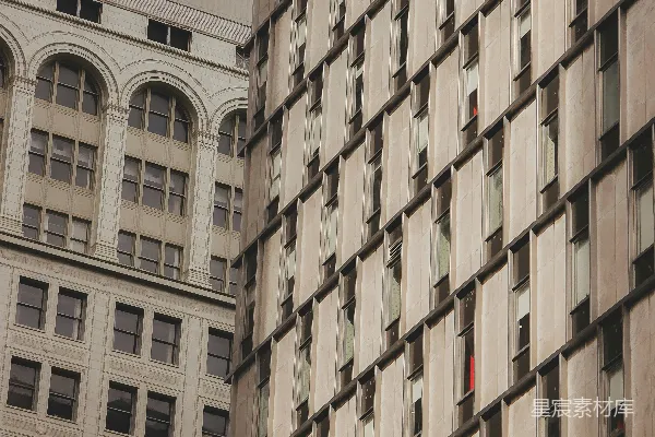 高清摄影 两座高耸的城市建筑的建筑风格对比。