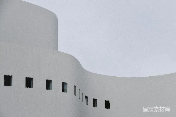高清摄影 白天，灰白色的混凝土建筑在白色的天空下。