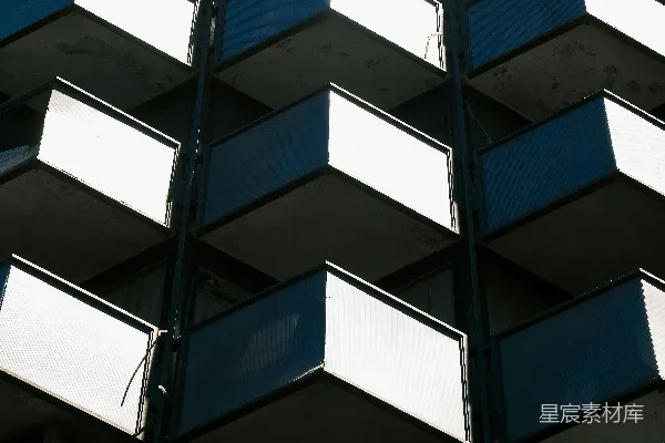 高清摄影 现代化的建筑有许多阳台，阳光充足。