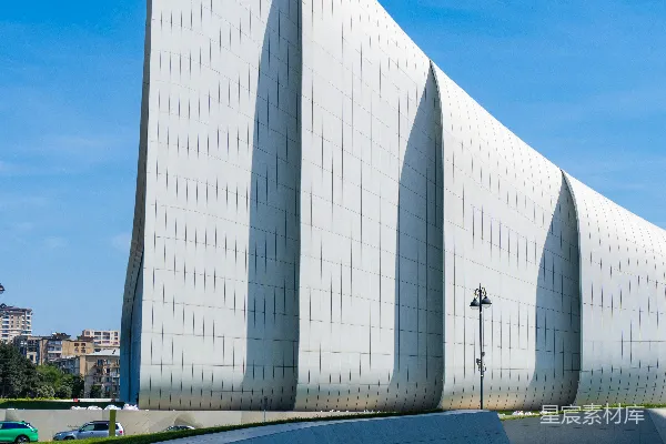 高清摄影 现代白色建筑，带有弧形立面，在蓝天映衬下