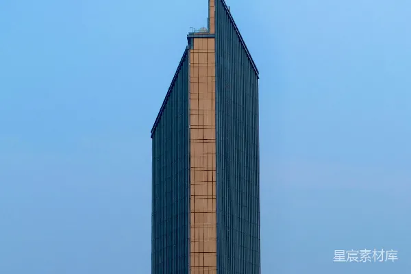 高清摄影 现代摩天大楼的顶部呈锐角状，背景是蓝天。