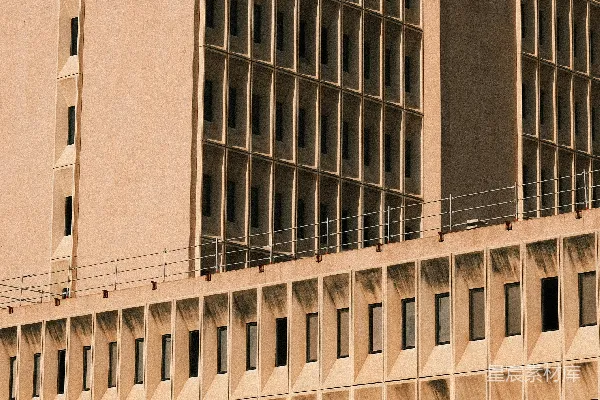 高清摄影 一座大型混凝土建筑，有许多小而重复的窗户。